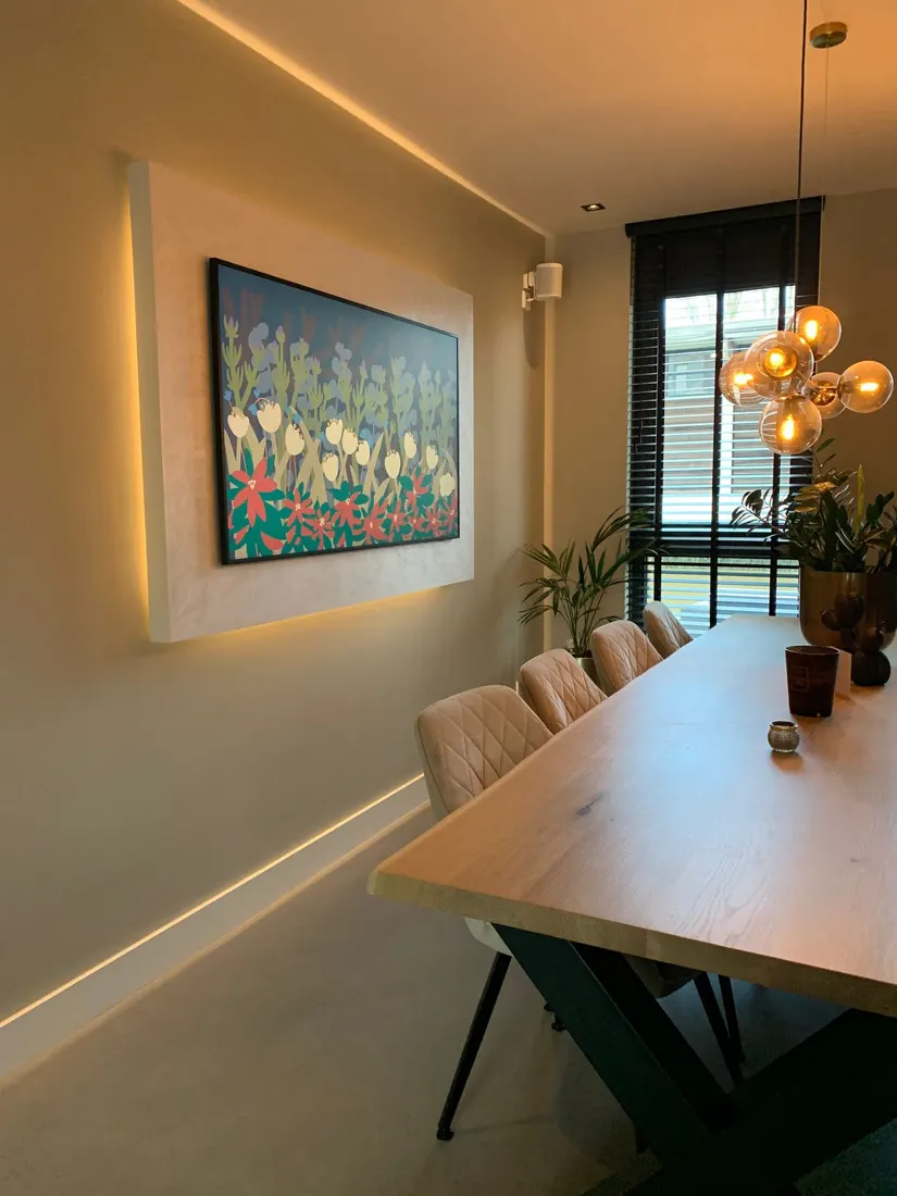 Eetkamer met verlichte wandpaneel en indirect licht