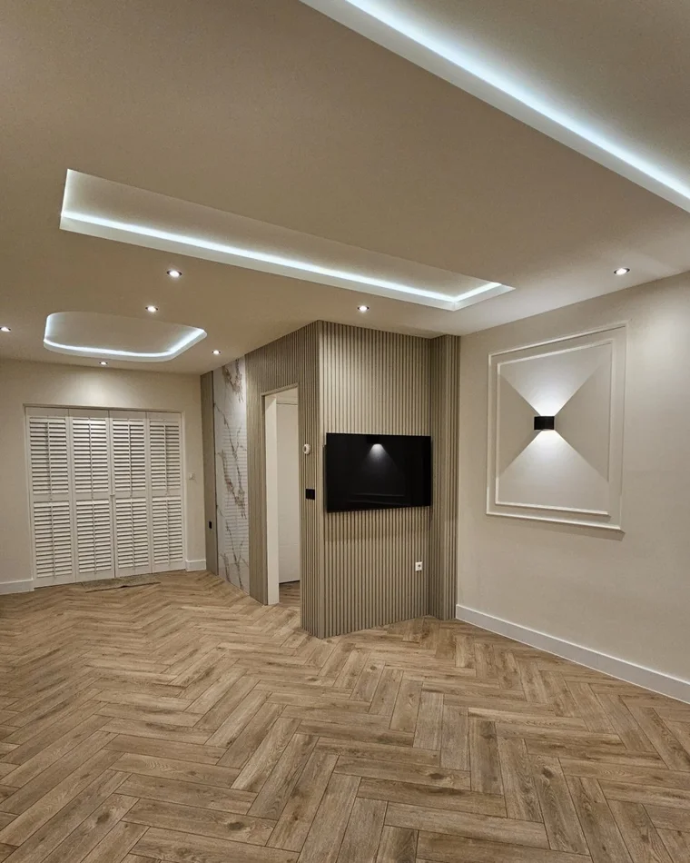 Complete woonkamerrenovatie met verlaagd plafond, lichtlijnen, visgraatvloer en wandpanelen