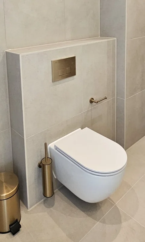 Hangtoilet met inbouwreservoir: alleen de spoelknop is zichtbaar