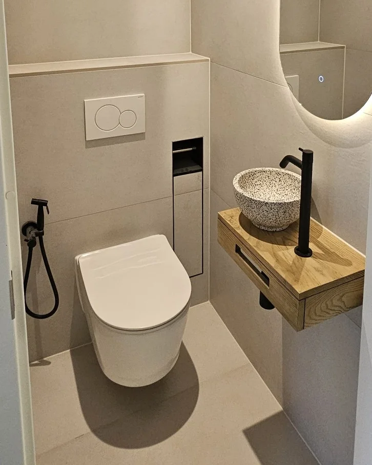 Toilet met waskom op eiken blad