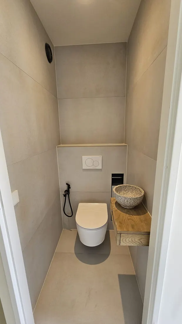 Compleet toilet met waskom op eiken