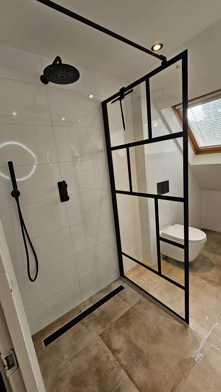 Badkamer op zolder met stalen douchewand